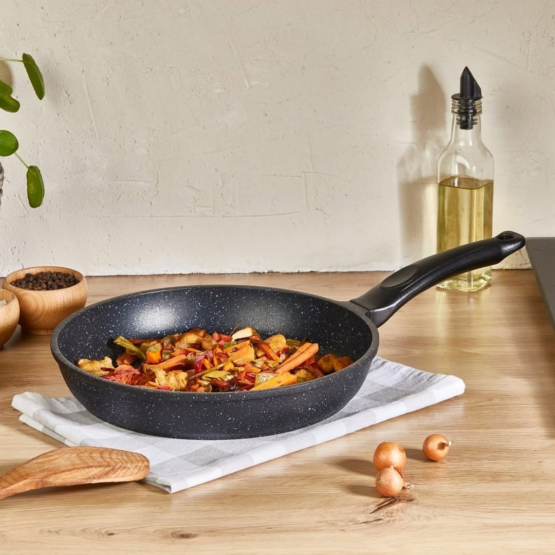 Batterie de cuisine 7 pièces – 3 casseroles avec couvercles + 1 poêle