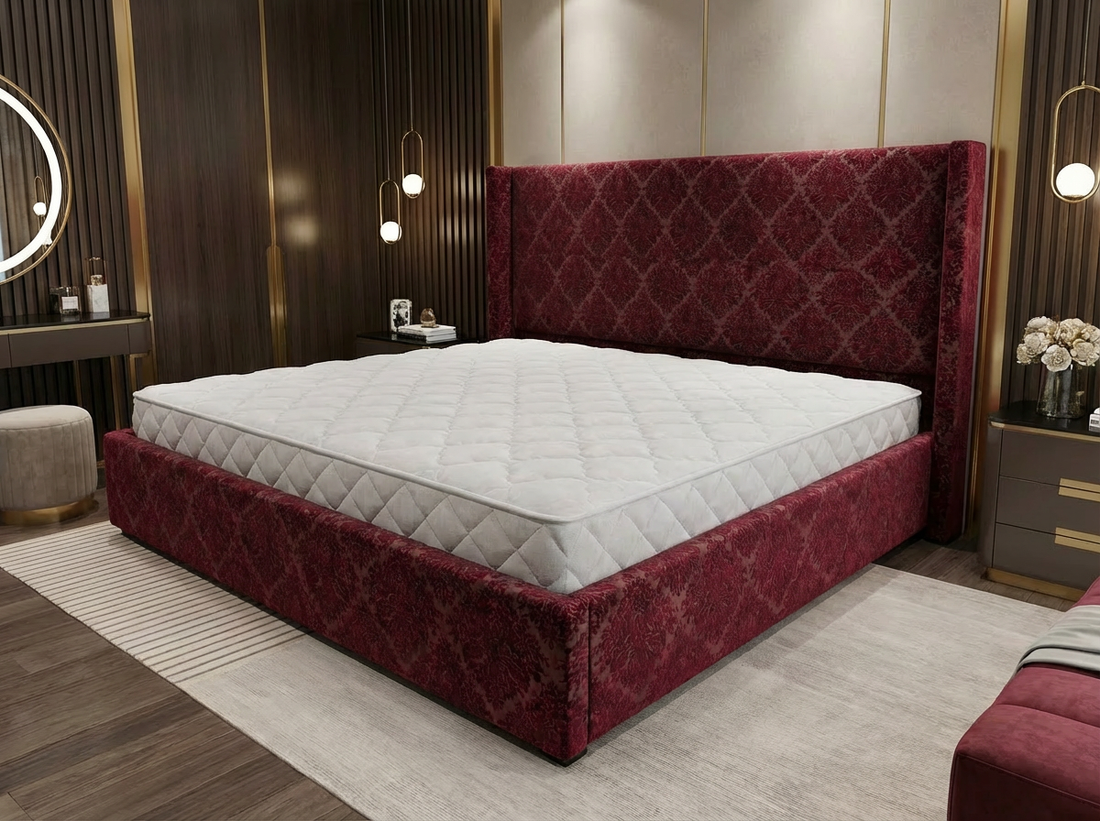 Cadre de Lit Velours Rouge Flamboyant - Tête de Lit Verticalement Cannelée (Ribbed) - Pieds Métalliques Élégants