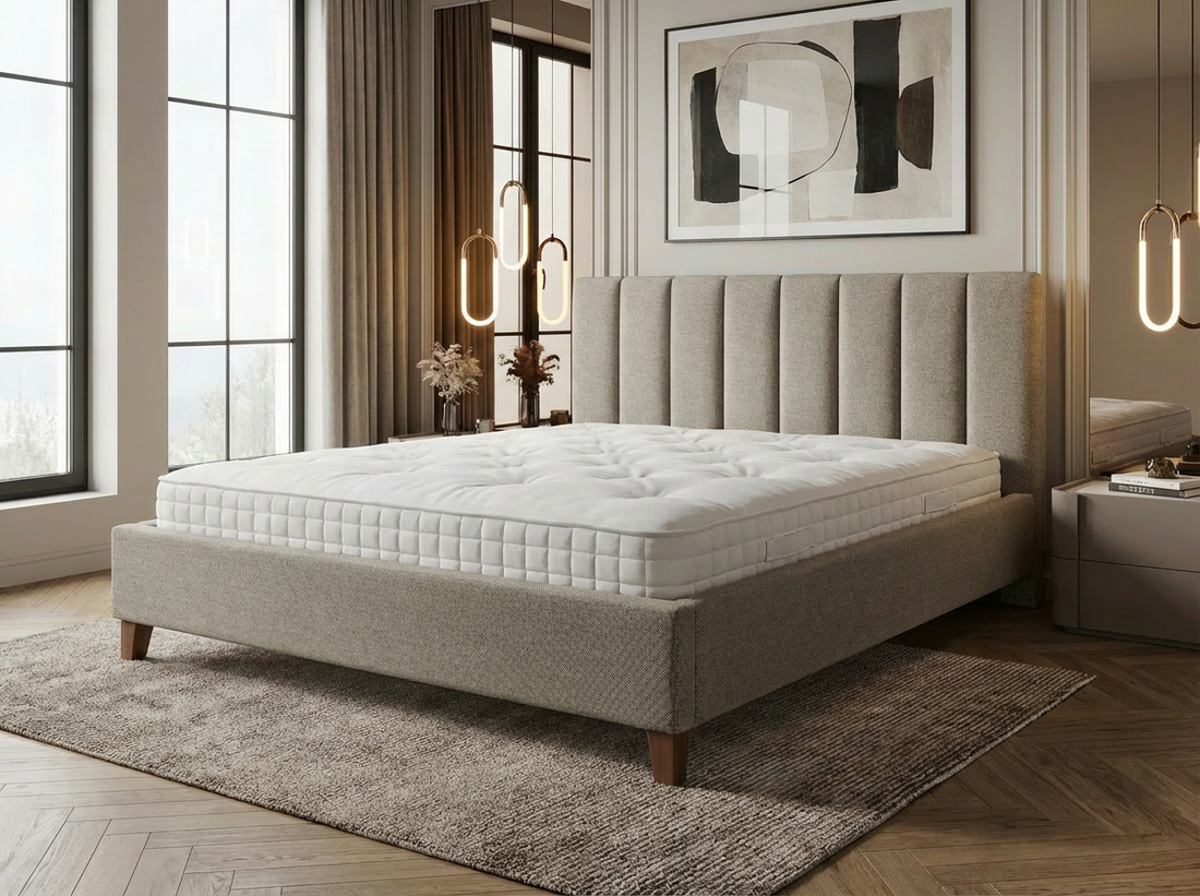 Cadre de Lit Moderne Cannelé en Tissu Texturé Gris Clair/Taupe - Tête de Lit Haute (Ribbed) - Tailles Queen et King