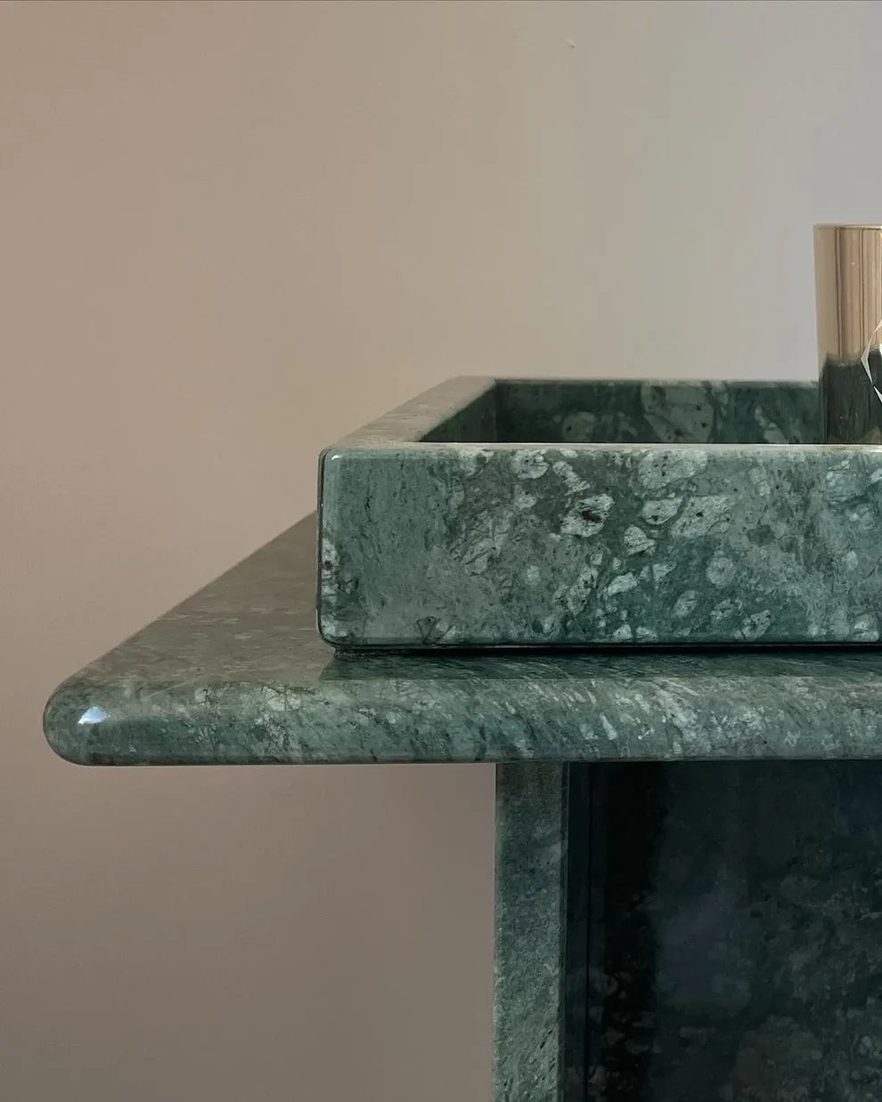 Console en marbre vert  – Élégance naturelle